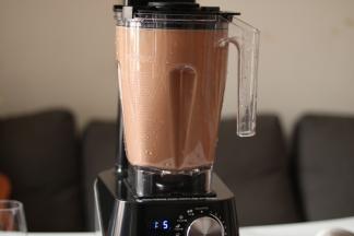 冷藏后取出加入冰块再次放到破壁机内选择LCE冰镇模式（15秒），按start/stop 和冰块一起打碎。