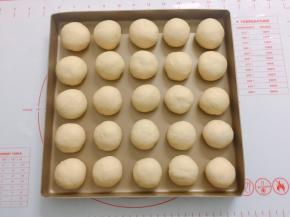 依次留出间距摆上烤盘