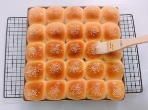 面包出炉，趁热刷上蜂蜜水