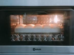 烤箱预热上下火180度中层烤20分钟。避免上色过重，烤至10分钟左右表面上色满意后加盖锡纸