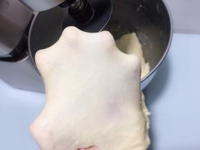 面团揉至完全阶段，面团可以拉升有较好细腻的手套膜后，就可以停止揉面