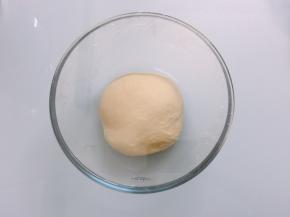 揉好的面团放入容器中，盖上保鲜膜