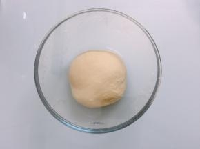 揉好的面团放入容器中，盖上保鲜膜