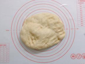 面团轻压进行排气