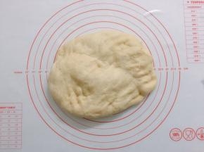 面团轻压进行排气