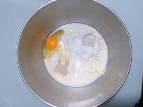 除黄油外，所有材料倒入厨师机搅拌桶中