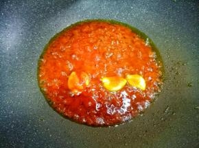 热锅热油，加大蒜爆香，加两大勺番茄汁翻炒10秒钟。