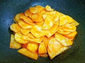 翻炒至上色。