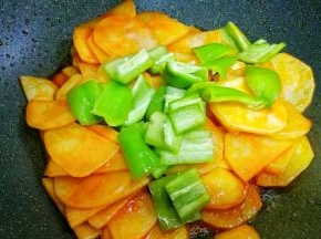 加入青椒。