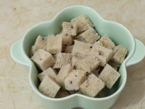 吐司去掉边边，切成小块。