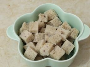 吐司去掉边边，切成小块。