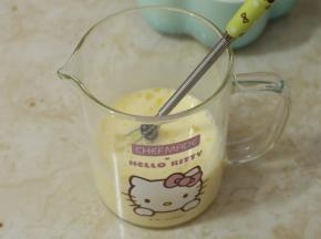 鸡蛋和牛奶混匀备用。