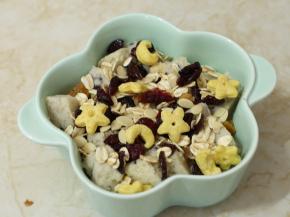 表面撒上各种果干、谷物圈。