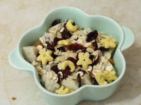 表面撒上各种果干、谷物圈。