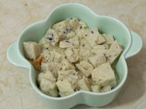 将鸡蛋牛奶液和吐司块混匀，浸泡20分钟。