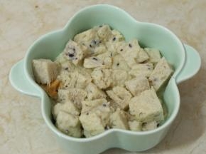 将鸡蛋牛奶液和吐司块混匀，浸泡20分钟。