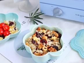 烤好的吐司布丁就可以开吃啦。