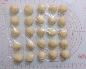 分成25份（每份30g），滚圆后盖上保鲜膜松弛15分钟
