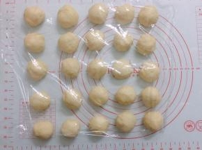 分成25份（每份30g），滚圆后盖上保鲜膜松弛15分钟