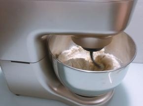 放入厨师机中选择揉面模式，开启2档揉成面团