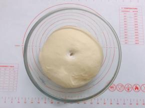 用手蘸少许面粉，戳一个洞不回缩就发酵好了