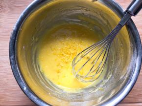 柠檬用盐洗干净，再刮出外皮，不要刮到白的部分