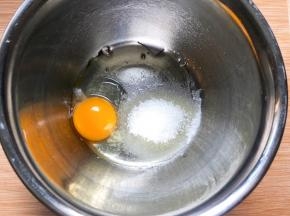 鸡蛋和细砂糖混合搅拌均匀