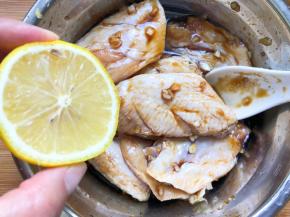 挤入几滴柠檬汁