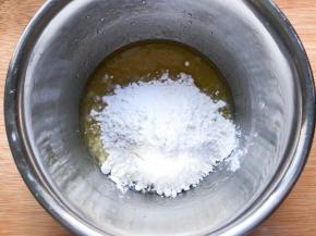 加入低筋面粉和泡打粉，苏打粉