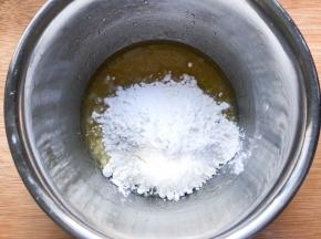 加入低筋面粉和泡打粉，苏打粉
