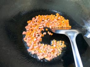 锅中倒入食用油，炒熟火腿肠和胡萝卜
