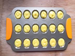 冷藏好以后，挤入烤盘8分满