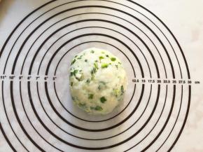 揉成团，盖上保鲜膜发酵半小时