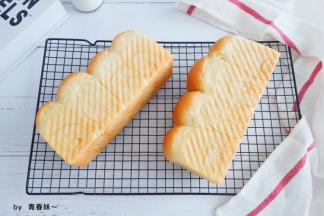 出炉趁热脱模，放在烤网上晾凉备用
