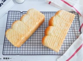 出炉趁热脱模，放在烤网上晾凉备用