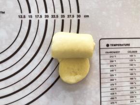 再次擀成牛舌状，从上向下卷起