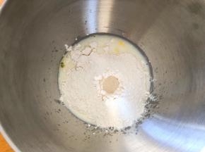 将黄油以上全部材料放入厨师机中，