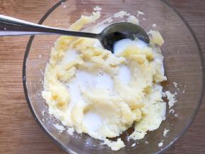 倒入纯牛奶搅拌均匀