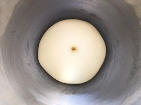 发酵至两倍大，戳洞不回缩状态