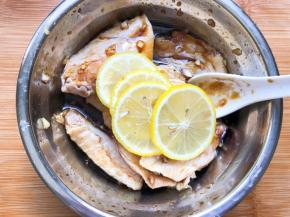 放上4片柠檬片，搅拌均匀，放入冰箱冷藏2小时