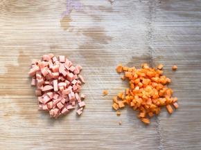 火腿肠和胡萝卜切成小粒