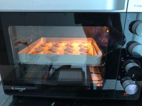 放入预热好的烤箱中层，上下火160度25分钟