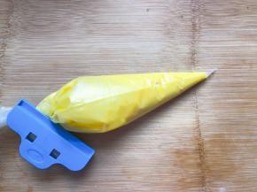 装入裱花袋，放入冰箱冷藏一个小时