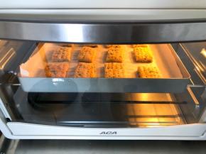 放入预热好的烤箱170度，上下火中层15～20分钟左右，擀的比较薄的12～15分钟