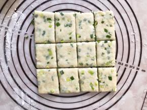 发酵好后，擀成薄片，切出形状