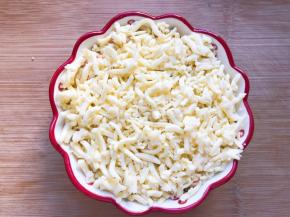 表面撒上马苏里拉芝士