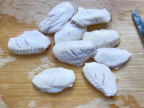 鸡翅洗干净，划出口