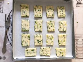 用叉子插上洞，摆入烤盘