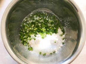 静置好以后，放入全部食材