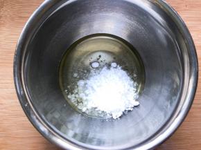 玉米油和糖粉混合搅拌均匀